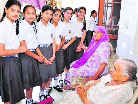 Students visit old-age home