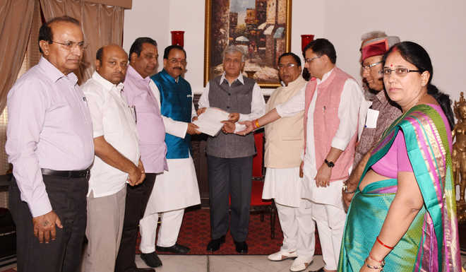 BJP leaders take up forest fire issue with Governor