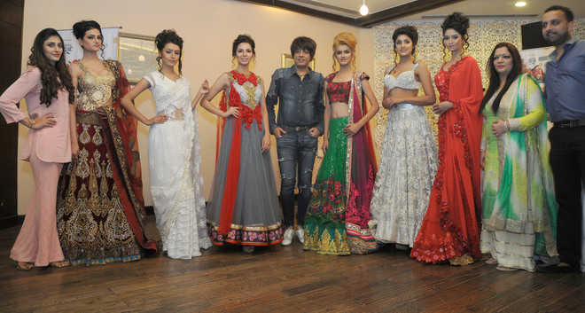 Rakhi Sawant Avadhoot Nichkawde launch Designer Rohit Verma's collection |  Bollywood Celebs - video Dailymotion