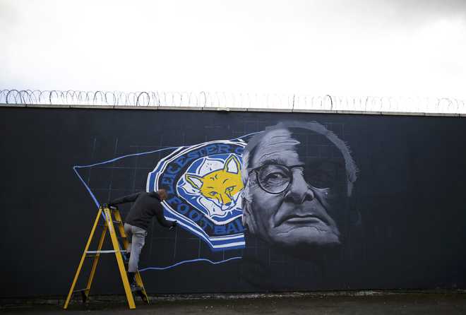 Leicester seek to clinch title with win at Old Trafford