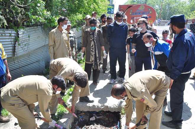 On day off, cops take up brooms to clean Baramulla