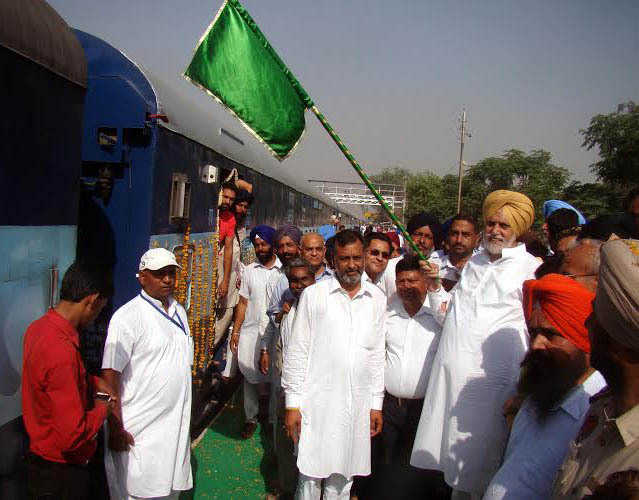Sekhon flags off special train to Nanded Sahib