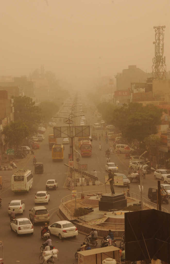 City sizzles at 44 degree Celsius, dust storm adds to commuters’ woes
