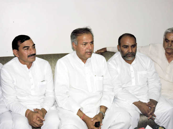 Jat leader heaps praise on CM, flays Cabinet