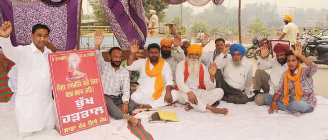 Members of Dalit samaj observe hunger strike