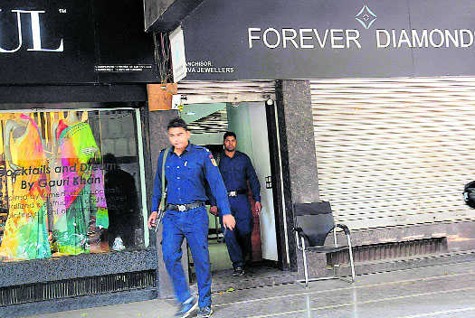 Jewellery store owners grilled, made to switch off mobiles
