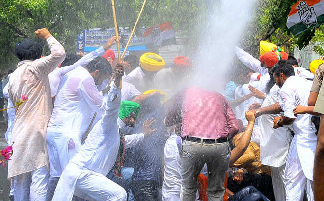 Cops lathicharge protesting Cong men in Chandigarh