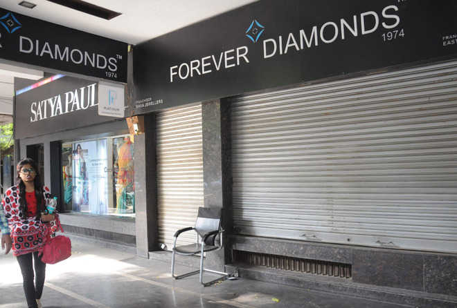 2 men were outside jewellery store when robbers struck