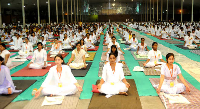 1 lakh yoga classes on June 21 : The Tribune India