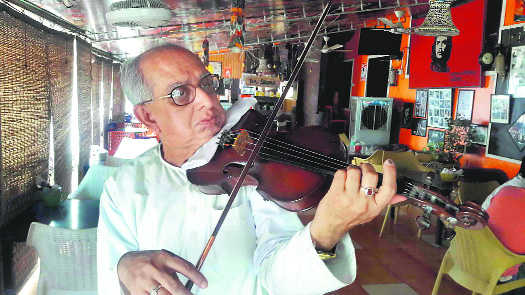 Kolkata violinist performs to raise money for ailing wife