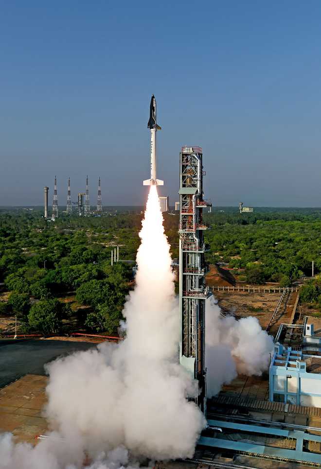 India successfully launches its own ''space shuttle''