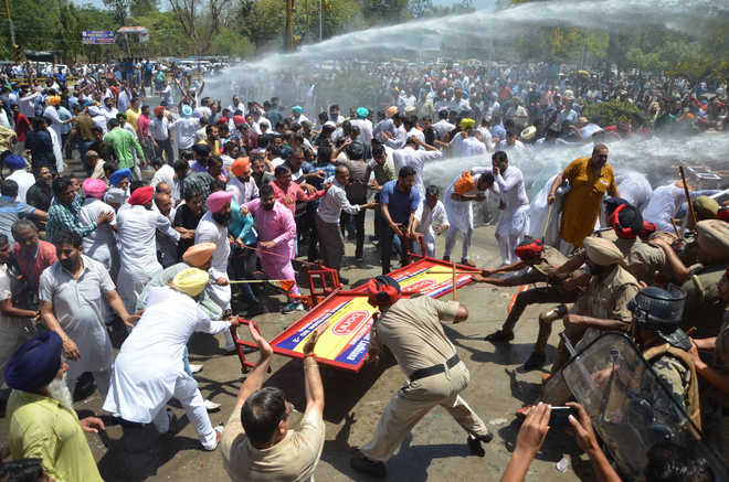 Police use water cannon against protesting Cong workers; Bittu, Ashu detained