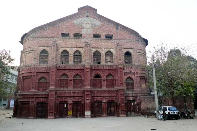 UK society pitches in to save Bradlaugh Hall in Lahore