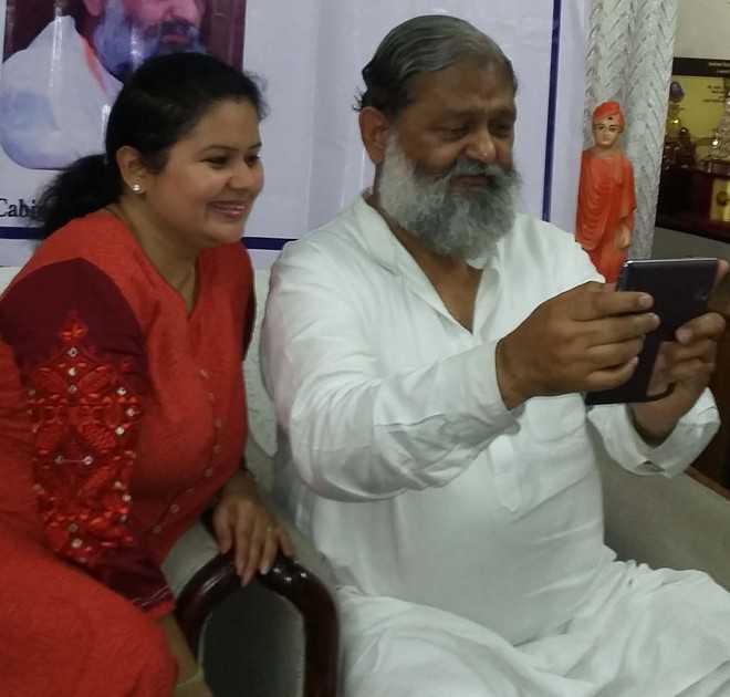 Vij launches online ‘Selfie with Daughter’ museum