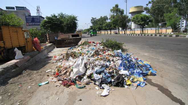 Dumping of garbage in open poses threat to residents’ health