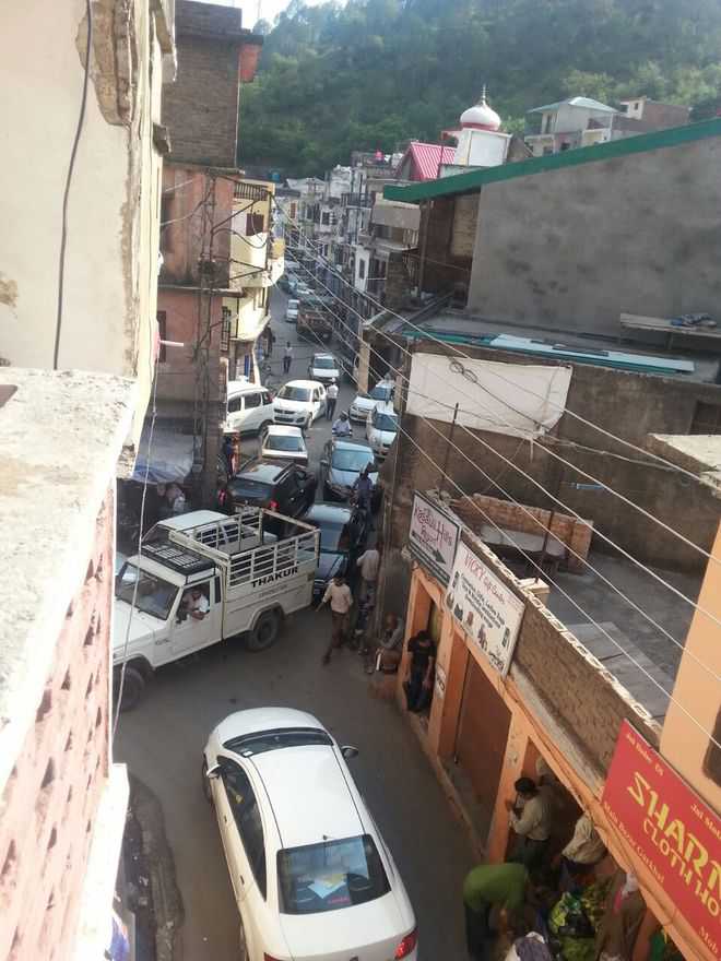 Traffic chaos chokes Garkhal junction