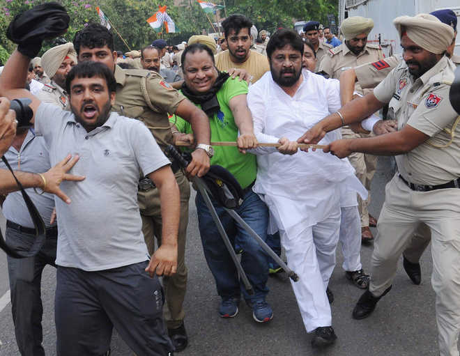 Cong workers protest at IYD venue against Centre, detained