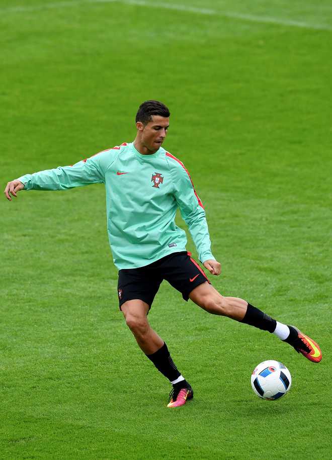 Ronaldo throws reporter''s microphone in lake The Tribune India