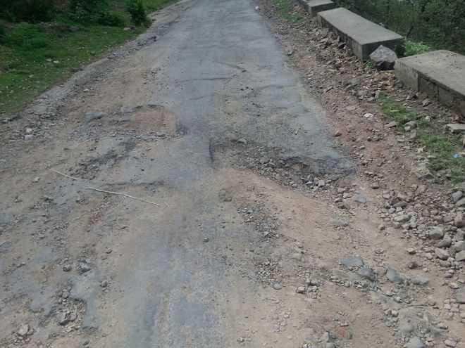 Poor condition of Dagshai roads irks motorists