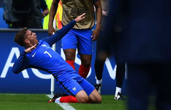 Griezmann double sends France into Euro 2016 last eight