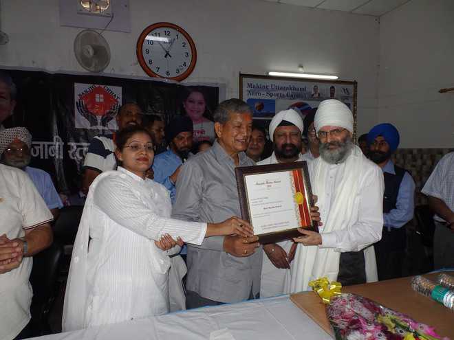 Harish Rawat gives away Punjabi Ratan award