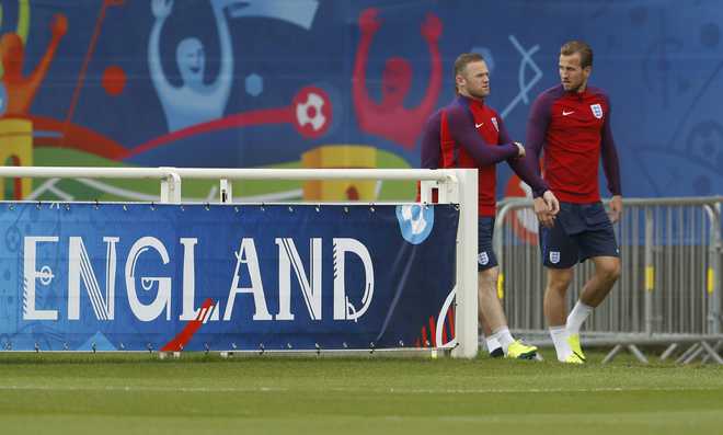 England''s Hodgson dismisses report of Rooney-Vardy rift