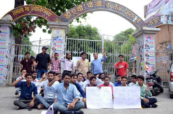 Students lock DAV College, raise slogans