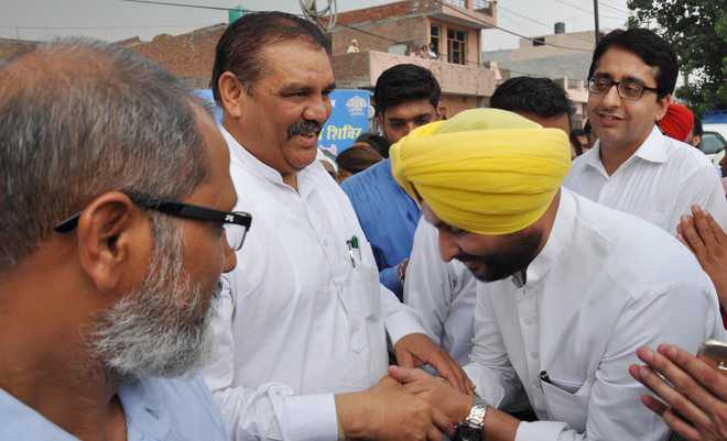 BJP, Cong workers squabble as Sampla, Bittu share stage