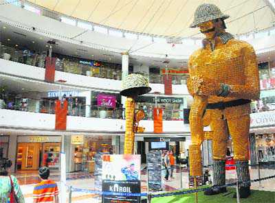 Gopal Namjoshi unveils tribute to Kargil War heroes