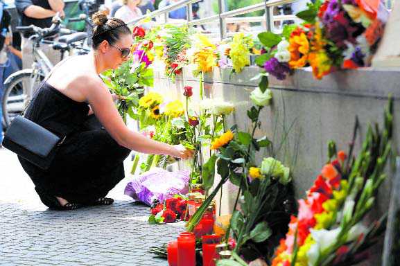 ‘Lone’ Munich shooter kills 9 in mall rampage