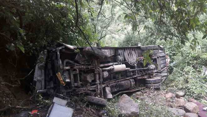 Three killed as mini-bus meets with accident in Tehri Garhwal