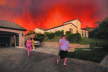 California fires threaten thousands; 1 body found