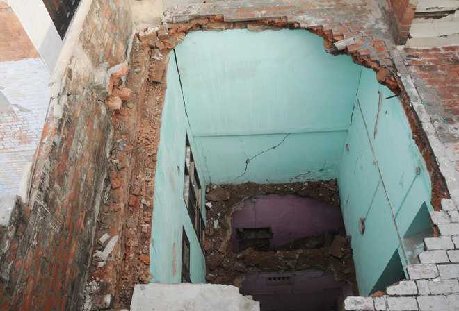 3 of family die in roof collapse