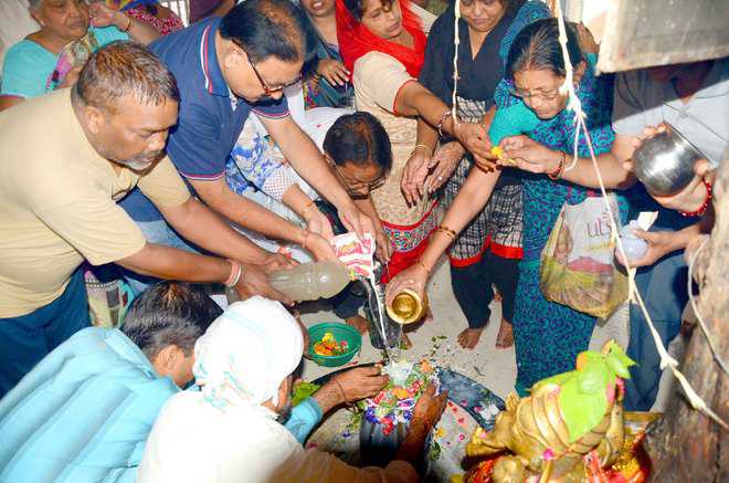 Devotees throng temples to celebrate Shivratri
