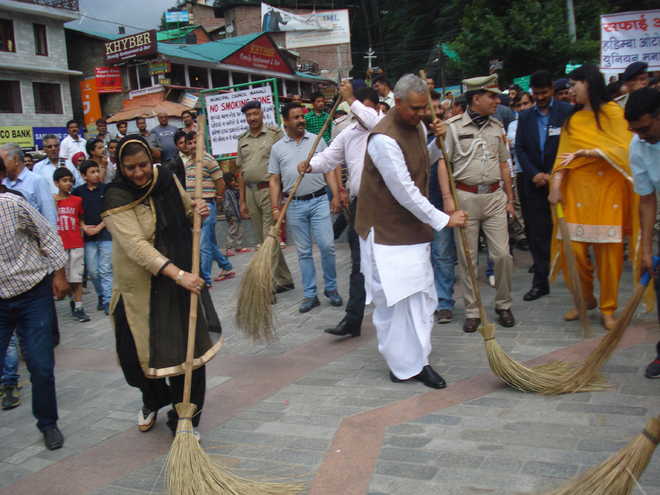 In Manali, Guv takes broom for cleanliness