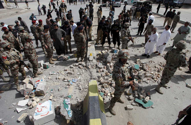 14 injured as roadside bomb targets judge''s police escort in Pak''s Quetta