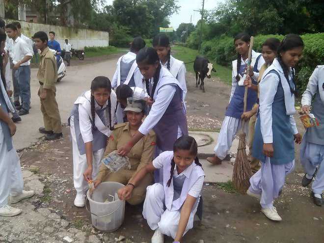 NCC cadets collect garbage in Rishikesh