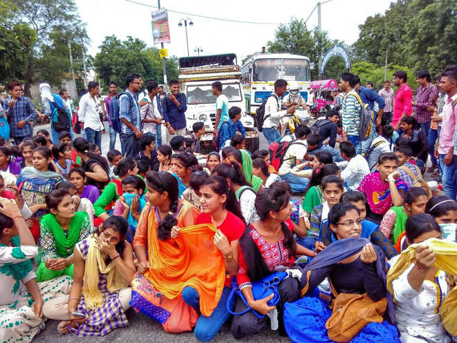 Students block road over water shortage