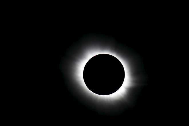 Earth''s temperature dropped during solar eclipse