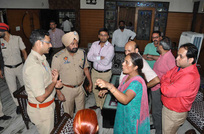 Posing as cops, robbers hold Ludhiana family hostage