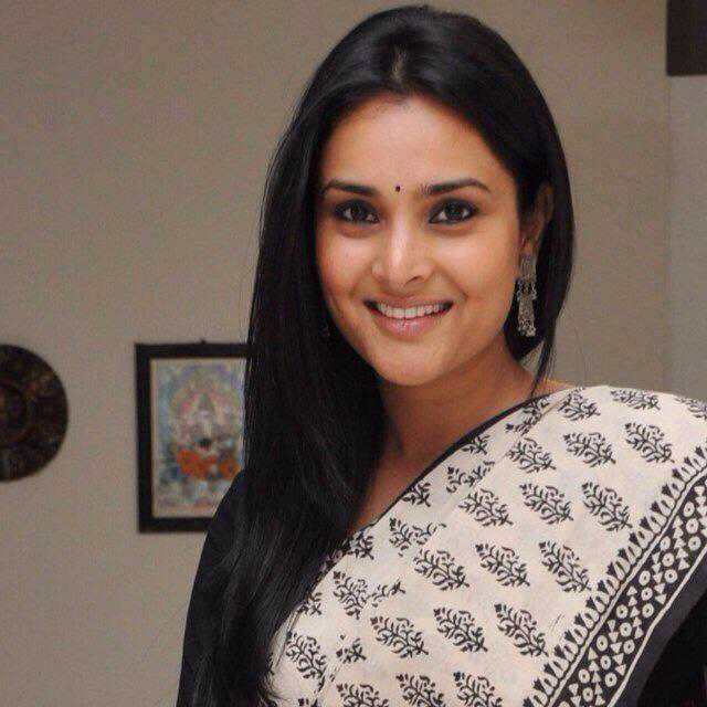 Eggs hurled at actor actress Ramya’s car over Pak comment