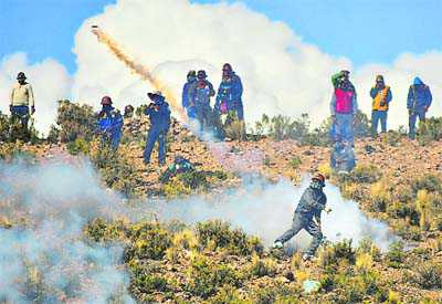 Bolivian miners kill minister