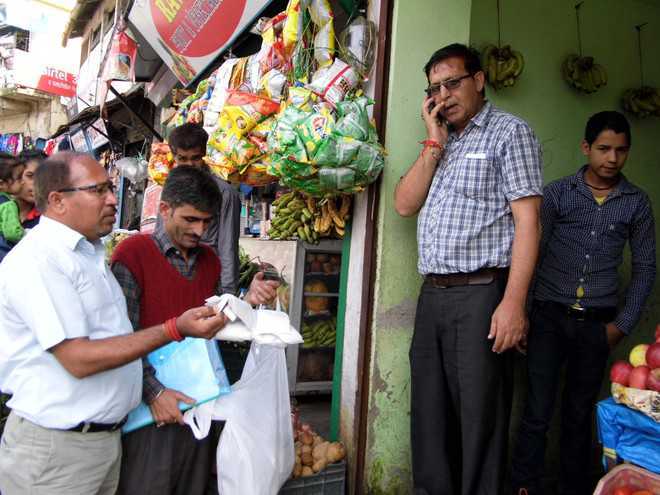 9 kg of  polythene bags confiscated, seven shopkeepers challaned