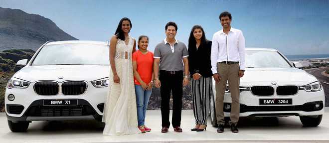 Sachin presents BMW cars to Sindhu, Sakshi, Dipa, Gopichand