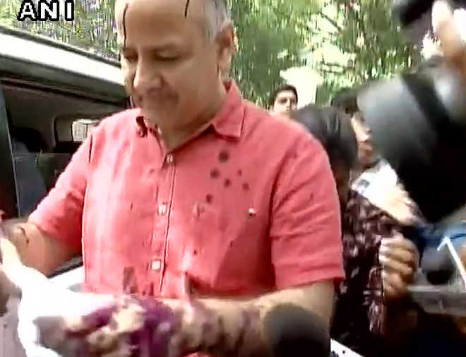 Ink thrown on Sisodia outside Jung''s house