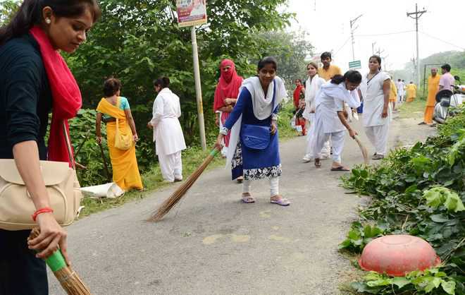Students, Shantikunj volunteers clean Ganga ghats