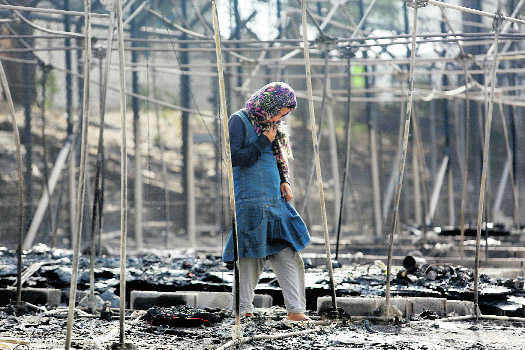 Refugee camp set ablaze in Greece