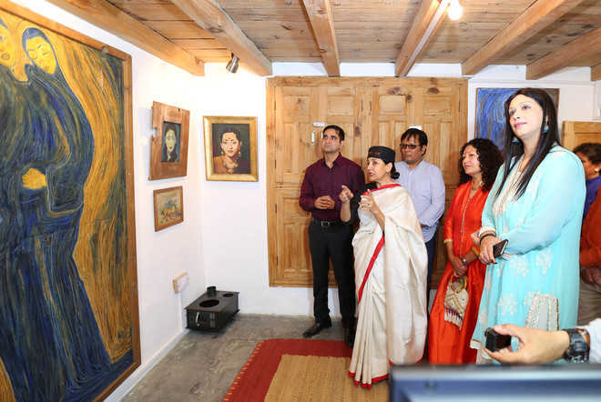Deepti Naval opens art gallery in Kullu