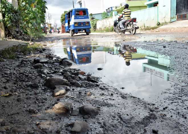 Potholed roads, water shortage irk Kishan Nagar residents