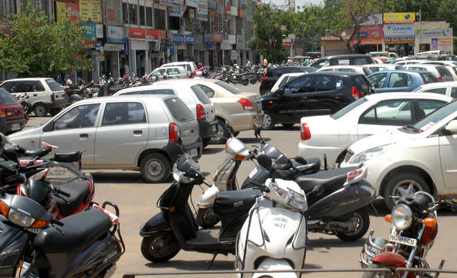 Vehicular rush chokes parking lots at Mohali markets